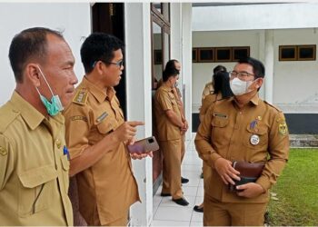 Plt Kepala Disdikpora Gumas Aprianto (masker putih) sedang berbincang dengan koleganya saat setelah RDP dengan pihak dewan di gedung setempat, Senin (26/9).