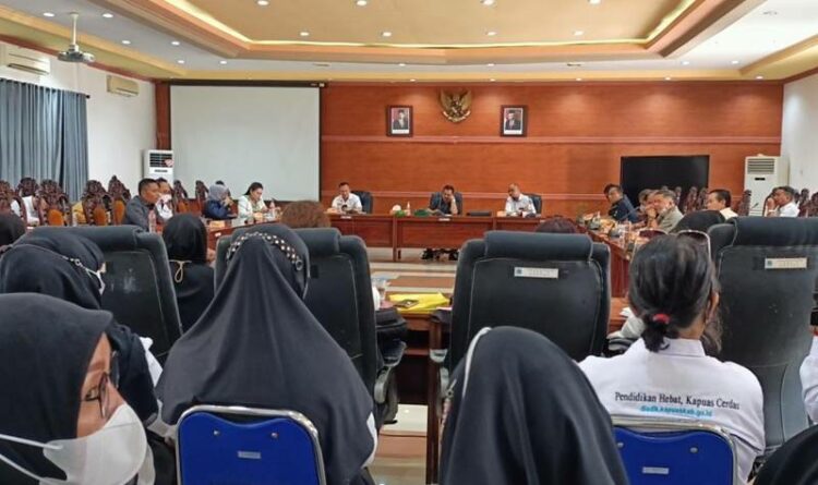 Puluhan guru PAUD sertifikasi non-PNS diterima berdialog dengan Komisi IV DPRD Kapuas dan Sekda Kapuas, Rabu (21/9/2022)