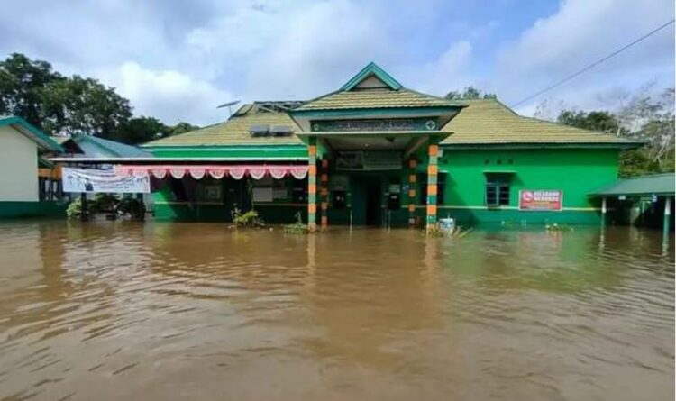 Puskesmas Desa Tumbang Penyahuan Kecamatan Bukit Santuai, yang terendam banjir hingga memasuki ruang tempat pelayanan kesehatan tersebut. (Foto: Puskesmas Tumbang Penyahuan)