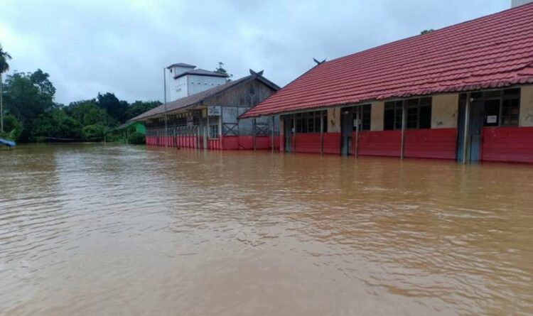 Salah satu sekolah di Kecamatan Pasak Telawang yang terendam banjir. (Ist)