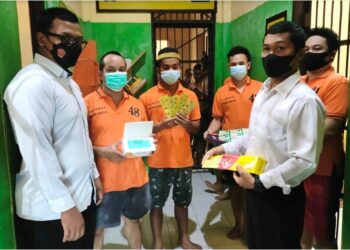 Sat Tahti Polres Serutan Bagikan Vitamin dan Maker Untuk Tahanan