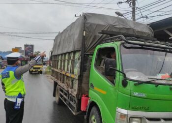 Satlantas Polres Katingan ketika menindak kendaraan ODOL, Rabu (21/9/2022)
