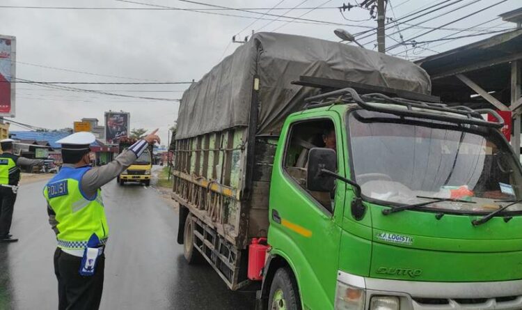 Satlantas Polres Katingan ketika menindak kendaraan ODOL, Rabu (21/9/2022)