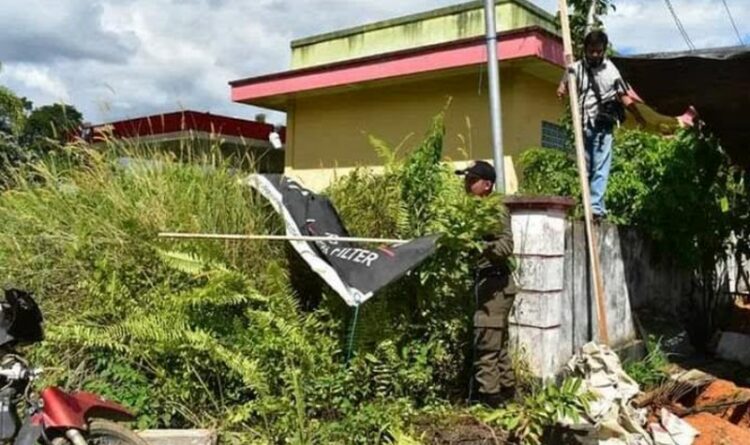 Satpol PP Katingan Turunkan Baliho dan Banner Rokok yang Tak Patuh