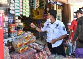 Satpol PP Katingan dan bea cukai Sampit ketika melakukan pengecekan cukai rokok di sejumlah tempat, belum lama ini.