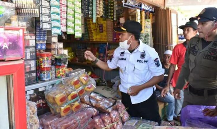 Satpol PP Katingan dan bea cukai Sampit ketika melakukan pengecekan cukai rokok di sejumlah tempat, belum lama ini.