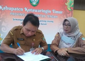 Sekda Kotim Fajrurrahman (kiri)