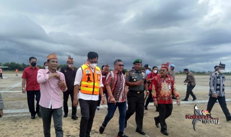 Keterangan : Sekjend PDI Perjuangan, Hasto Kristiyanto (Baju Batik, tengah) saat mengunjungi Kalteng beberapa waktu lalu. (Mulia Gumi)
