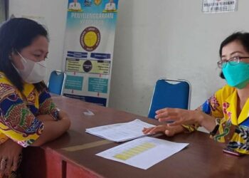 Sekretaris Dinkes Rina Sari (kanan) bersama Kasinya Dwi Meirianita Reslina saat dibincangi di kantor dinas setempat, Kamis (1/9)