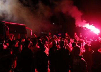 Supporter Kalteng Mania, pada saat menunjukkan rasa kekecewaannya