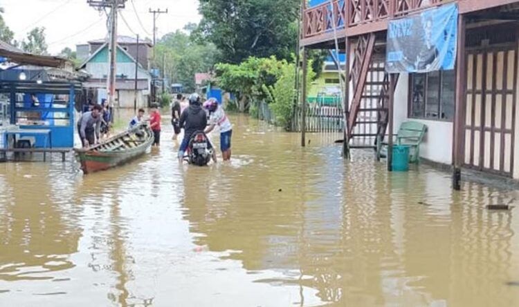 Tampak rumah warga dan sekolah terendam banjir dengan ketinggian sepinggang orang dewasa di Kecamatan Tewah, Minggu (4/9).
