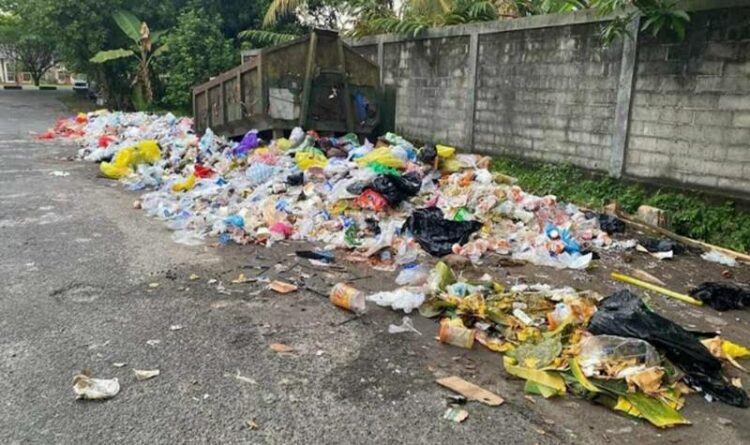Menghamburkan Sampah, DLH Kota Palangka Raya Tegur Oknum Warga