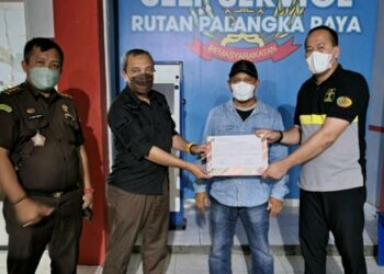 Keterangan : Terdakwa AAS (Dua dari kanan) saat menerima putusan Kejati Kalteng. (Ist)