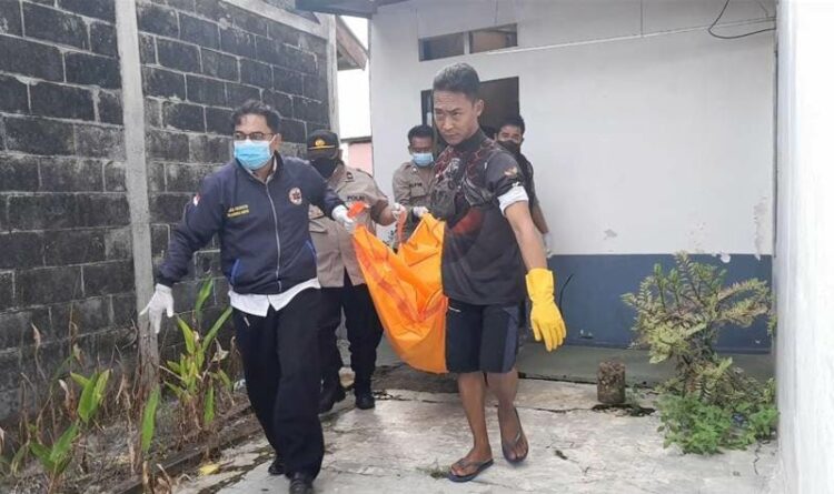 Tim Emergency Response Palangka Raya mengevakuasi jenazah SP ke RSUD dr. Doris Sylvanus Palangka Raya, Selasa (27/9/2022) pagi