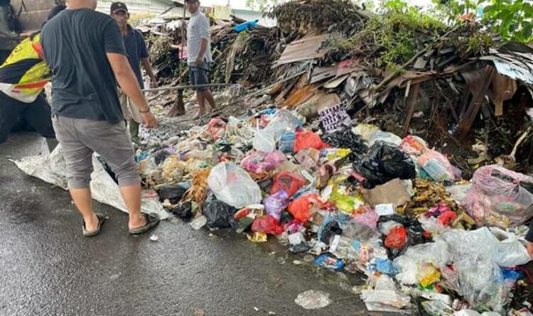 Tumpukan sampah di salah satu lokasi di wilayah Kecamatan Baamang, Sampit yang dibuang warga tidak pada tempatnya
