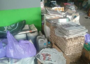 Tumpukan sampah kertas untuk didaur ulang. (Foto : Iwan Prast)