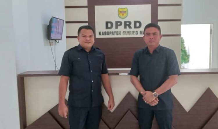 Wakil Ketua I DPRD Gumas Binartha bersama anggota DPRD Pebrianto saat ditemui awak media di gedung dewan Gumas, Selasa (13/9).