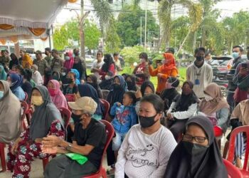 Warga saat antre di Pasar Murah