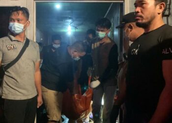 evakuasi pasutri korban pembunuhan