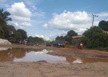 kondisi jalan yang rusak di Jalan Jendral Sudirman Km 107 Desa Rungau Raya, Kecamatan Danau Seluluk Kabupaten Seruyan, Minggu 18 September 2022.