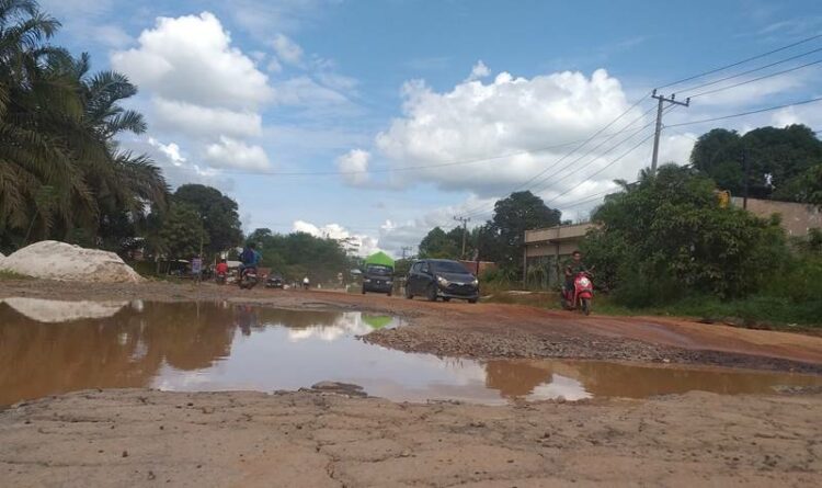kondisi jalan yang rusak di Jalan Jendral Sudirman Km 107 Desa Rungau Raya, Kecamatan Danau Seluluk Kabupaten Seruyan, Minggu 18 September 2022.
