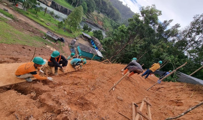 Antisipasi Longsor, PLN Lakukan Pembuatan Trap Tebing dan Penanaman Rumput Vetiver di PLTA PM Noor