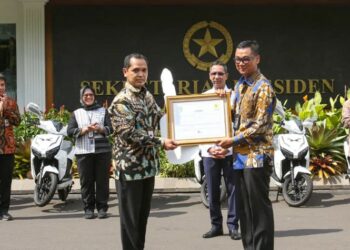 Dukung Transisi Energi Bersih, PLN Serahkan Sertifikat Energi Terbarukan untuk 5 Istana Kepresidenan