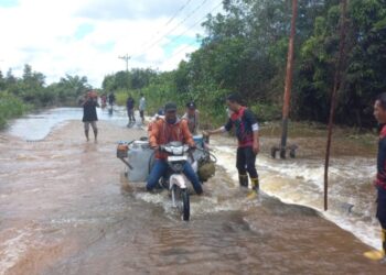 Polisi Pasang Rambu Peringatan di Jalan Tergenang Banjir