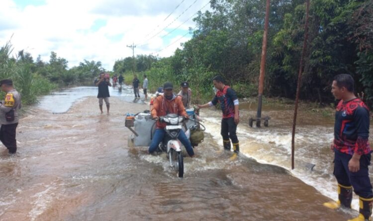 Polisi Pasang Rambu Peringatan di Jalan Tergenang Banjir