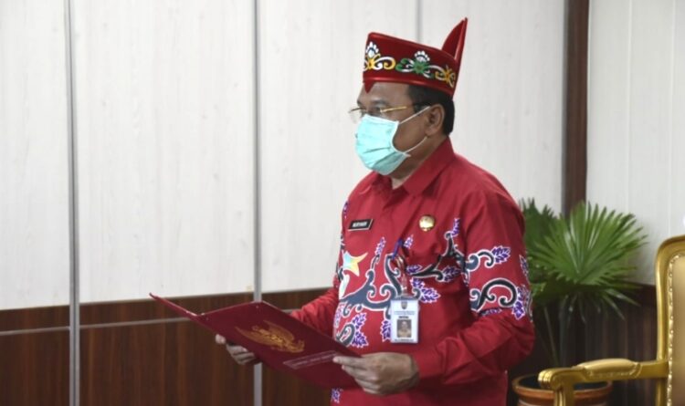 Sekda Kalteng Lantik Guntur Talajan sebagai Pustakawan Ahli Utama
