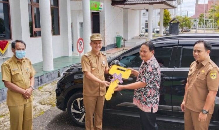 Bupati Gumas Serahkan Mobil Operasional GKE Sion Kuala Kurun