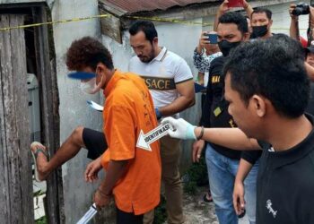 A, terduga pelaku pembunuhan AY dan FN melakukan rekonstruksi kejadian, Minggu (9/10/2022)