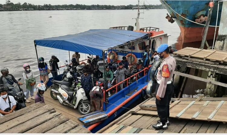 Aktivitas fery penyeberangan Sungai Mentaya yang menghubungkan Mentaya Seberang dan Kota Sampit