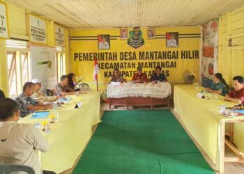 Anggota DPRD Kabupaten Kapuas, H Darwandie, berdialog bersama Pemerintah Desa dan warga Mantangai Hilir