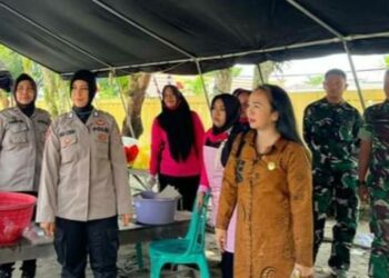 Anggota DPRD Kalteng, Maryani Sabran (Baju Coklat) saat mengunjungi posko banjir. (Ist)