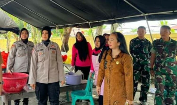 Anggota DPRD Kalteng, Maryani Sabran (Baju Coklat) saat mengunjungi posko banjir. (Ist)