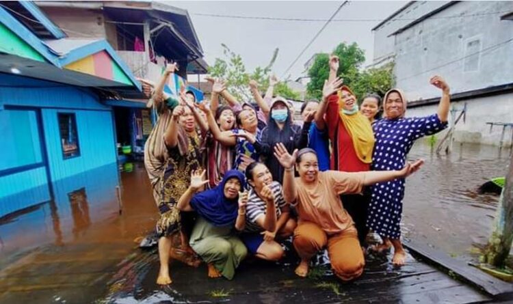 Anggota DPRD Kalteng, Maryani Sabran (tengah, bermasker) foto bersama masyarakat, saat meninjau korban banjir. (Ist)