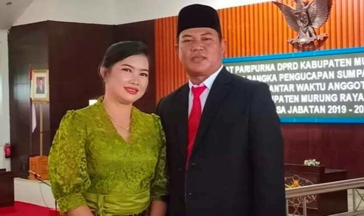 Anggota DPRD Murung Raya, Bebie (kanan) bersama istri