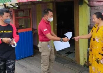 Anggota Satpol PP Kotim memberikan sosialisasi kepada warga agar tidak memberikan sumbangan kepada pengemis atau peminta-minta. (Ist)