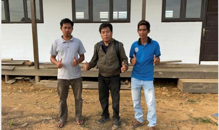 Anggota komisi I DPRD Murung Raya, H. Rumiadi (tengah) saat bersama warga ketika melaksanakan reses sekaligus monitoring pembangunan di Kecamatan Barito Tuhup Raya