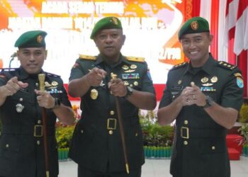 Danrem 102/Pjg Brigjen TNI Yudianto Putrajaya, bersama Letkol Arm Yoga Permana (kiri) dan Letkol Arh Drajad Tri Putro (kanan), usai serah terima jabatan Dandim 1014/Pbun di aula Makorem 102/Pjg, Jumat (21/10/2022)