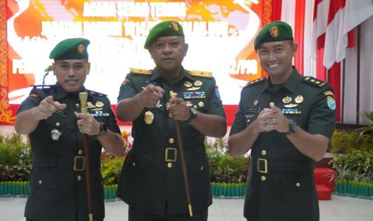 Danrem 102/Pjg Brigjen TNI Yudianto Putrajaya, bersama Letkol Arm Yoga Permana (kiri) dan Letkol Arh Drajad Tri Putro (kanan), usai serah terima jabatan Dandim 1014/Pbun di aula Makorem 102/Pjg, Jumat (21/10/2022)