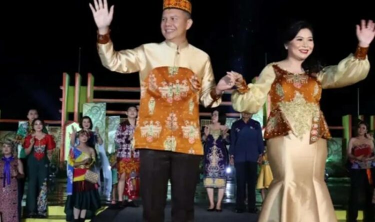 Bupati Gunung Mas Jaya S Monong dan Mimie Mariatie Jaya S Monong pada acara penutupan Festival Tuah Mahasur, Jumat (28/10/2022) malam