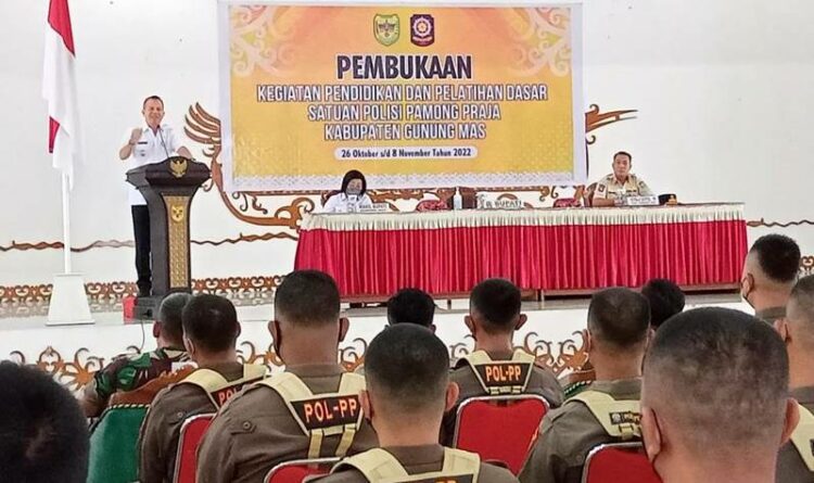 Bupati Gunung Mas Jaya Samaya Monong membuka pendidikan dasar Satpol PP, Rabu (26/10/2022)