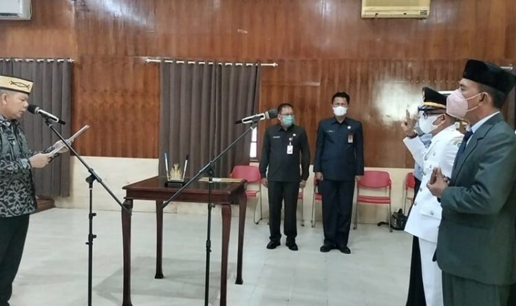 Bupati Kapuas Ir Ben Brahim S Bahat, melantik dan mengambil sumpah janji jabatan 14 pejabat di lingkup Pemkab Kapuas, Kamis (27/10/2022).