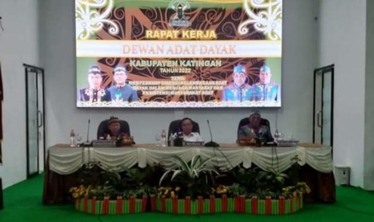 Bupati Katingan Sakariyas membuka rapat kerja Dewan Adat Dayak (DAD) Kabupaten Katingan, Rabu (26/10/2022).