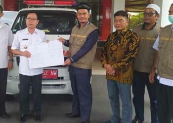 Bupati Katingan Sakariyas menyerahkan bantuan ambulans, disaksikan Wakil Ketua DPRD Katingan Nanang Suriansyah (mengenakan batik), belum lama ini