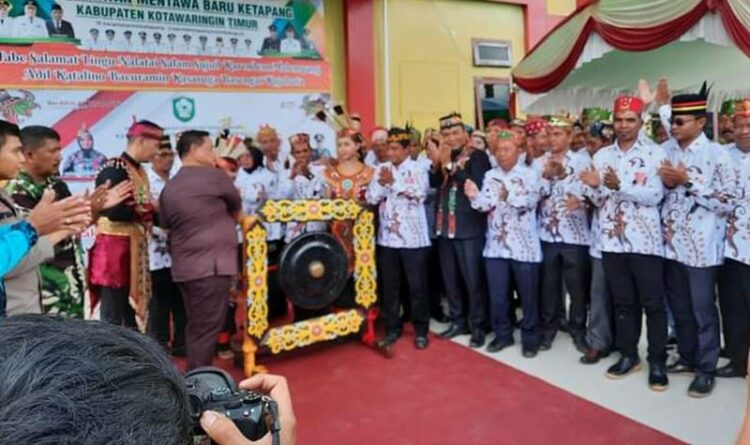 Bupati Kotim Halikinnor meresmikan penerapan sanksi adat Dayak bagi pelaku pembuang sampah sembarangan di Kecamatan Mentawa Baru Ketapang, Jumat (14/10/2022)