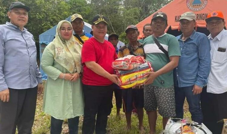 Bupati Kotim Halikinnor didampingi Wakil Bupati Irawati saat berkunjung ke Kecamatan Telawang untuk mengecek kondisi banjir