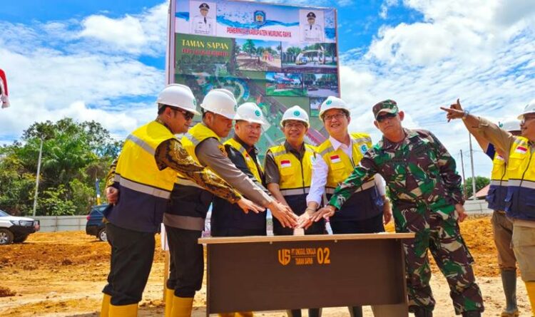 Bupati Murung Raya, Perdie M.Yoseph (tengah) beserta jajaran Forkopimda menekan tombol penancapan tiang pancang pembangunan Taman Sapan, Kamis (6/10/2022)